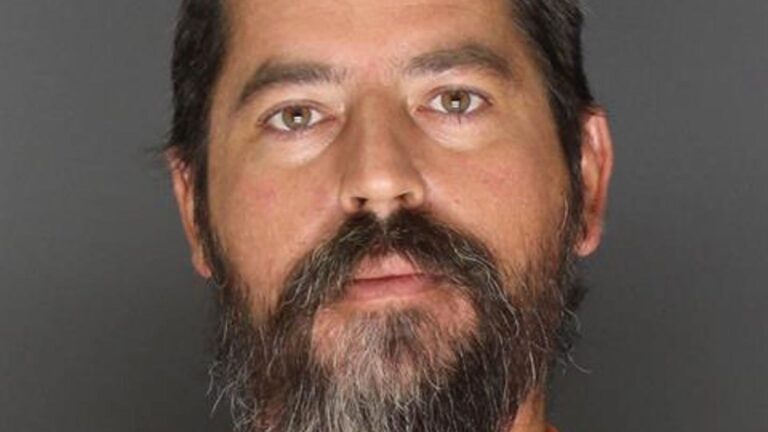 Arrestan a residente de Aurora acusado de explotación sexual infantil