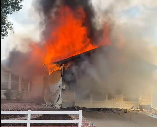 VIDEOS: Incendio causa graves daños a vivienda en Alcott Street en Denver