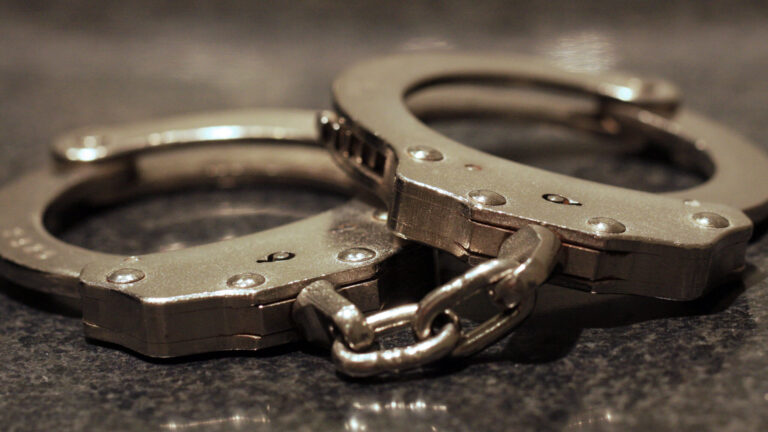 Arrestan a hombre acusado de posesión de pornografía infantil
