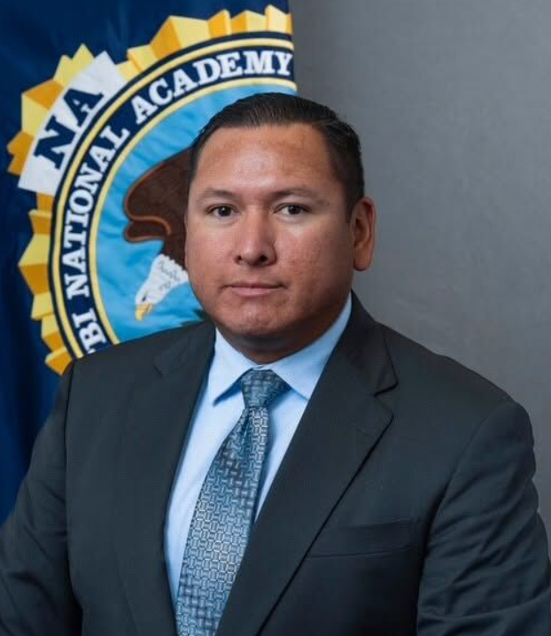 Sargento de la Policía de Imperial hace historia al graduarse de la Academia Nacional del FBI