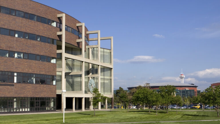 Estudiantes internacionales disminuyen casi 18 % en la Universidad de Colorado