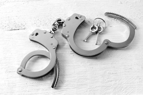 Fugitiva es arrestada y le encuentran cocaína