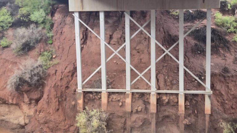 Cierran la autopista US 60 al oeste de Socorro, Nuevo México por daños causados por las inundaciones