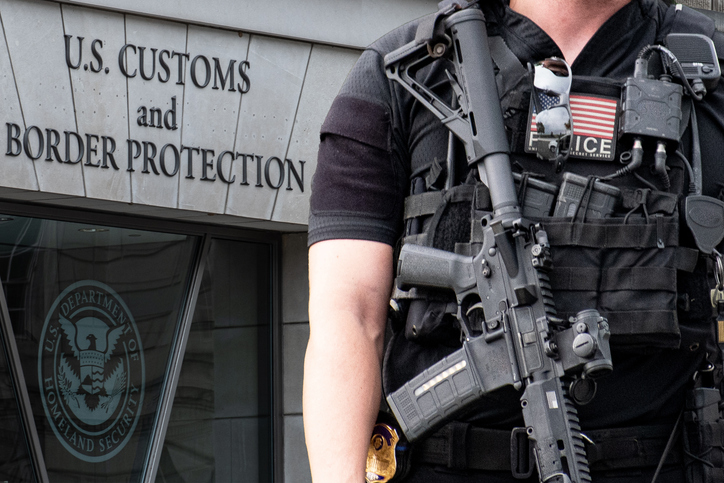 Concejales de Wichita buscan impedir acuerdos de ICE con la policía local