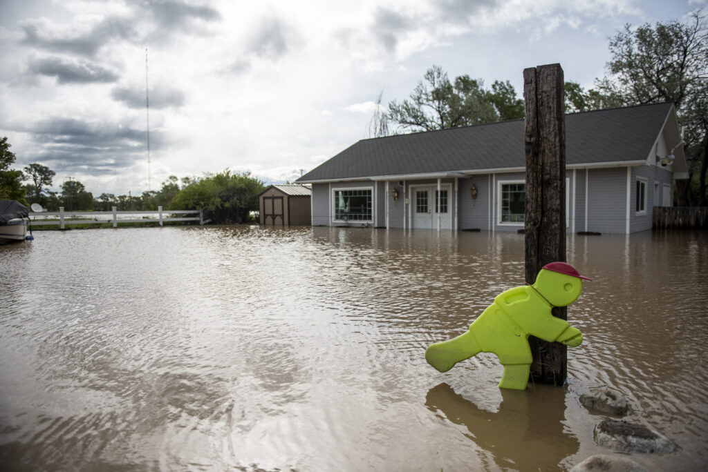Inundaciones: advierten sobre el peligro de cruzar calles anegadas en Kansas