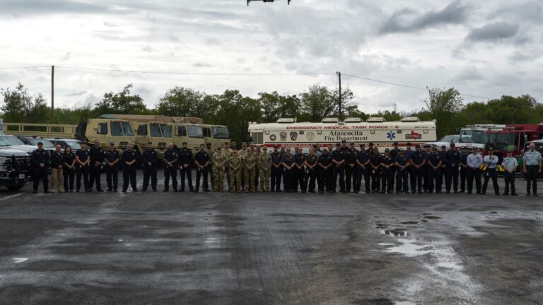 Guardia Militar de Texas apoya a comunidades tras el paso del huracán Polo