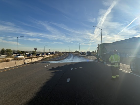 Derrame de combustible provoca cierre prolongado de la I-76 cerca de Arvada