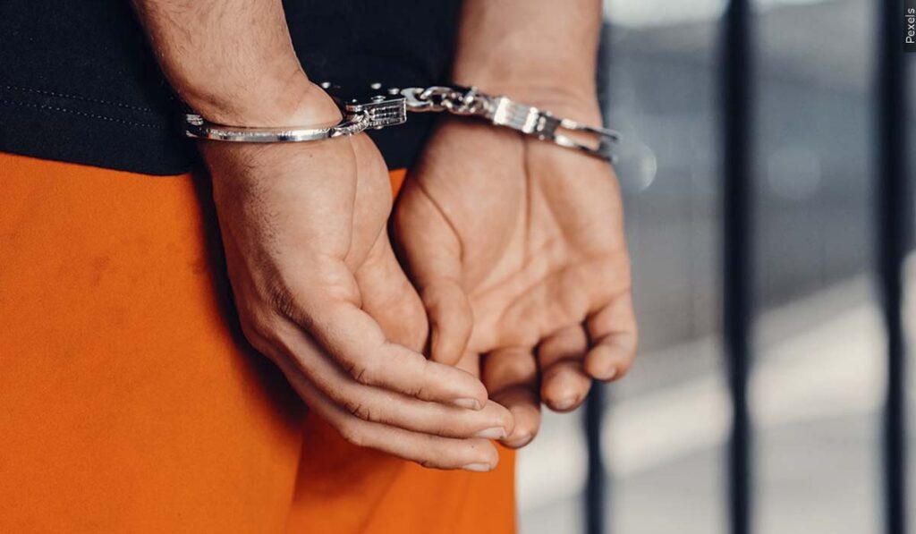 Buscan a hombre acusado de violencia familiar en el condado Nueces