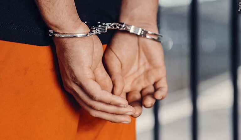 Arrestan a hombre acusado de agredir a mujer embarazada