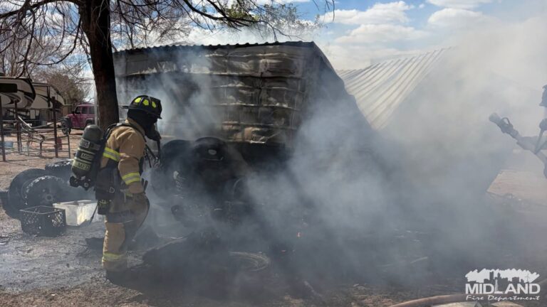 Bomberos de Midland sofocan incendio estructural entre los condados de Midland y Ector sin reporte de heridos