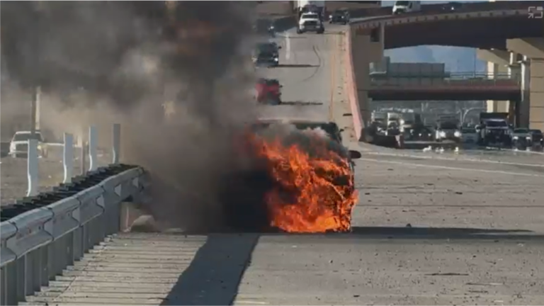Bomberos de El Paso atienden incendio de vehículo en la I-10 Este a la altura de Eastlake