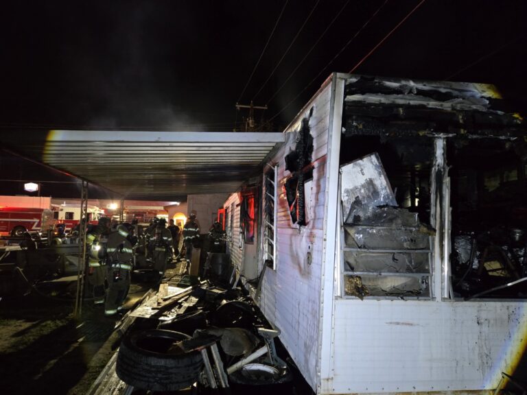Bomberos de Las Cruces sofocan incendio en casa móvil sobre la avenida Picacho