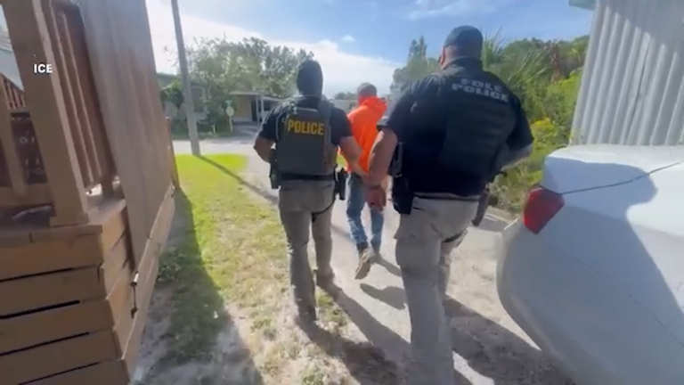 ICE busca aumentar los arrestos de inmigrantes mientras crecen las críticas a sus operativos
