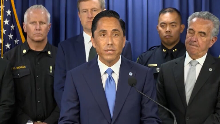 Todd Gloria da la bienvenida a marineros del USS Abraham Lincoln tras más de 300 días de despliegue