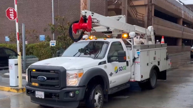 San Diego Gas & Electric se prepara ante posibles cortes de energía por las lluvias