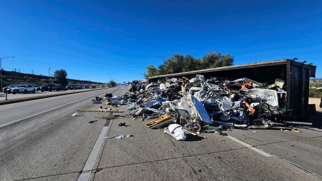 Camión de carga se vuelca en Englewood y provoca cierres en Santa Fe Drive