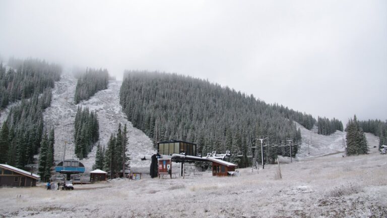 Primera nevada cubre por completo Loveland Ski Area en Colorado