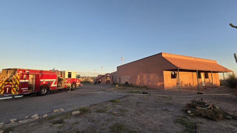 Bomberos de Las Cruces sofocan incendio en edificio comercial sobre Telshor Boulevard