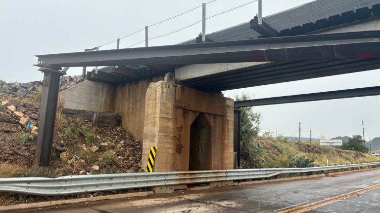 Cierran de emergencia la Carretera Highway 90 West en Alpine tras impacto contra barrera de puente