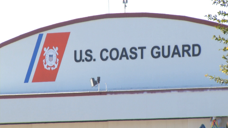Rescatan a 16 personas del Pacífico frente a Baja California; buscan a posibles desaparecidos