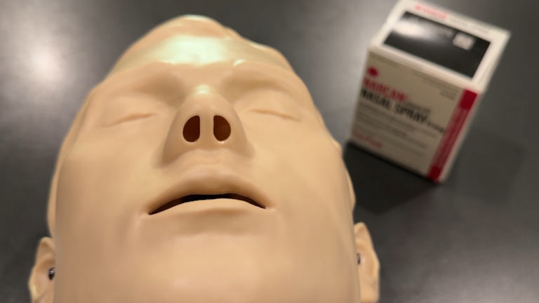Naloxona: el medicamento que puede revertir una sobredosis por opioides y salvar vidas