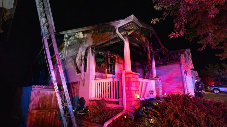Incendio en Aurora deja dos viviendas con graves daños y cinco personas desplazadas