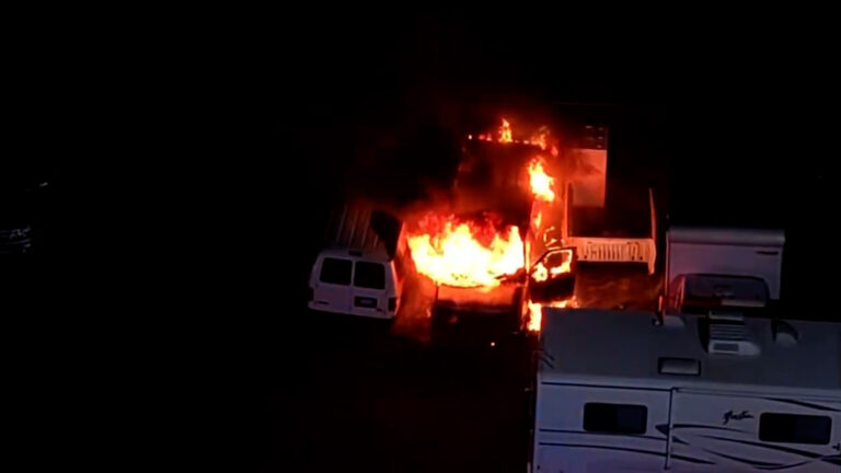 Incendio consume una camioneta y se extiende a otro vehículo en Colorado Springs