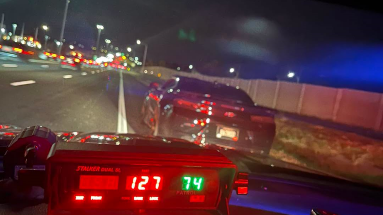 Conductores son sorprendidos a 127 y 107 mph durante operativo contra carreras ilegales en Commerce City