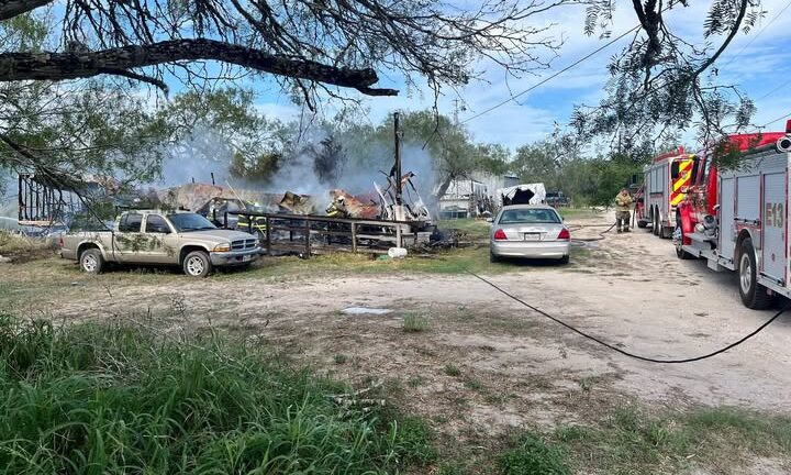 Muere hombre de 71 años en incendio de casa móvil en Mathis; hay dos heridos