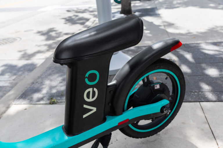 Denver comenzará a sancionar a Veo por infracciones de scooters y bicicletas eléctricas en las aceras