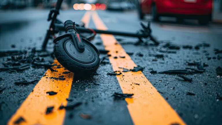 Muere adolescente de 13 años tras accidente en scooter eléctrico en Greenfield