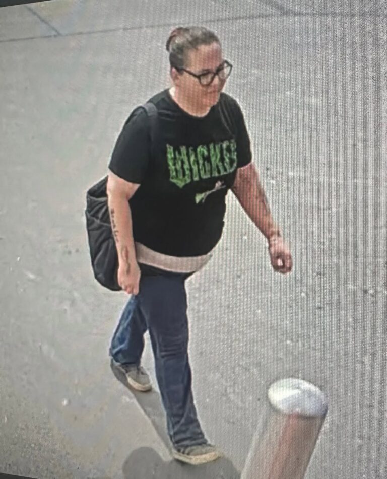 Crime Stoppers solicitan ayuda para identificar a una mujer por un robo en Harlingen