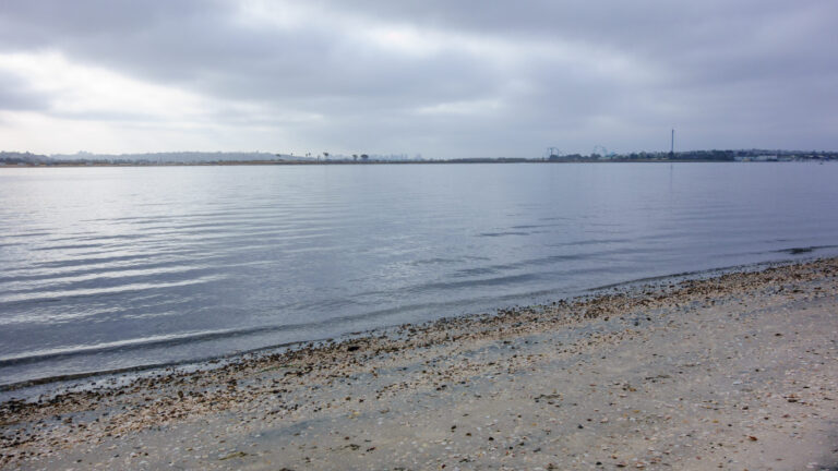 Lluvias generan alerta en todas las playas de San Diego; varias siguen cerradas por contaminación