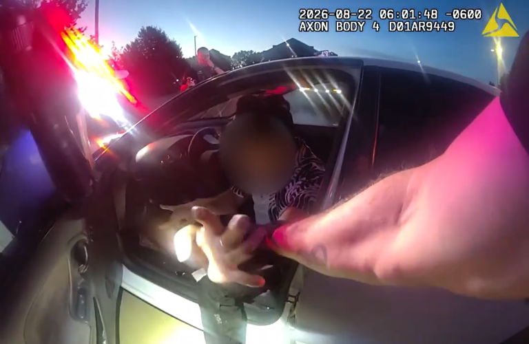 VIDEO: Conductor es arrestado por sospecha de manejar ebrio tras quedarse dormido al volante en Parker