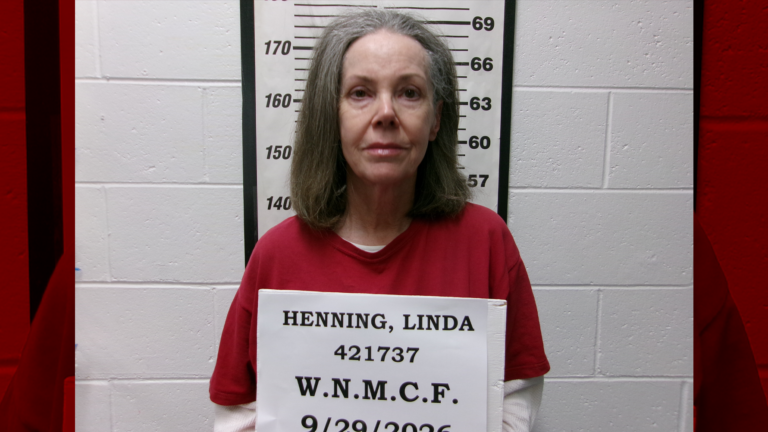 Liberan a Linda Henning mientras espera un nuevo juicio por el asesinato de una mujer en 1999